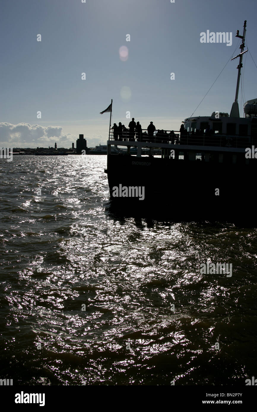 Ville de Liverpool, en Angleterre. En silhouette sur la Mersey Ferry Snowdrop d'amarrer à Liverpool waterfront. Banque D'Images