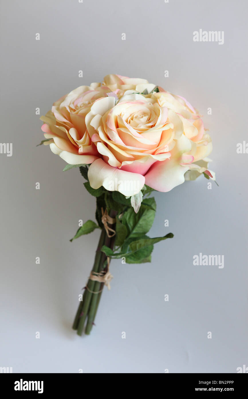 Rose de soie Bouquet sur fond blanc Banque D'Images