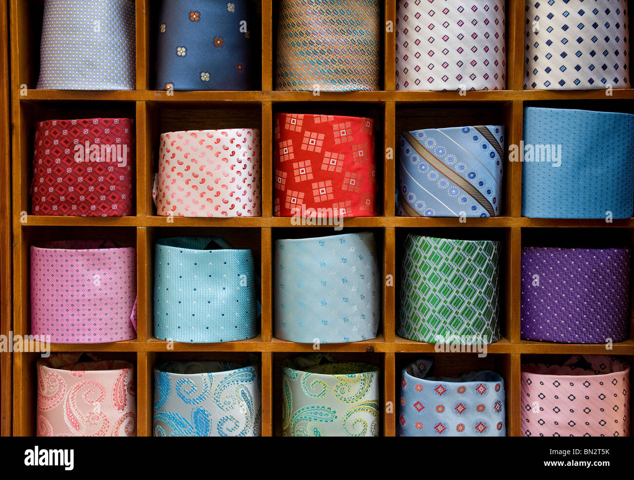 Cravates colorées en présentoir Photo Stock - Alamy