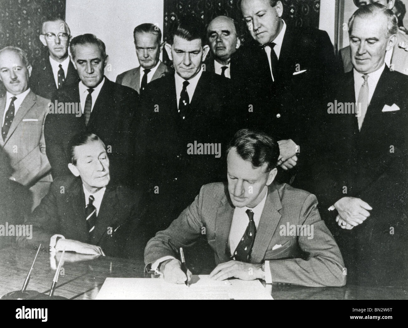 IAN SMITH (1919-2007) en tant que premier ministre de la Rhodésie du Sud signe sa déclaration d'indépendance du pays 11 Novembre 1965 Banque D'Images
