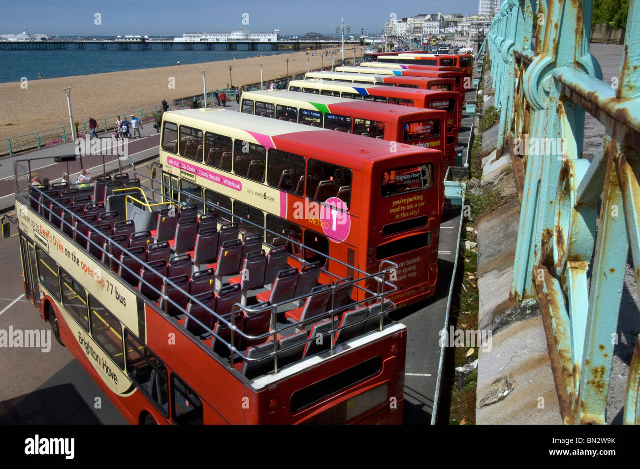 Une rangée de Brighton & Hove Bus et autocars autobus à deux étages sur un bus rally sur le front de mer dans l'île de Madère en voiture, Brighton Banque D'Images