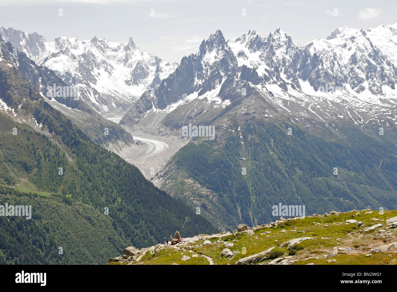 Randonneurs dans le Massif du Mont Blanc, près de Chamonix-Mont-Blanc, France, Europe Banque D'Images