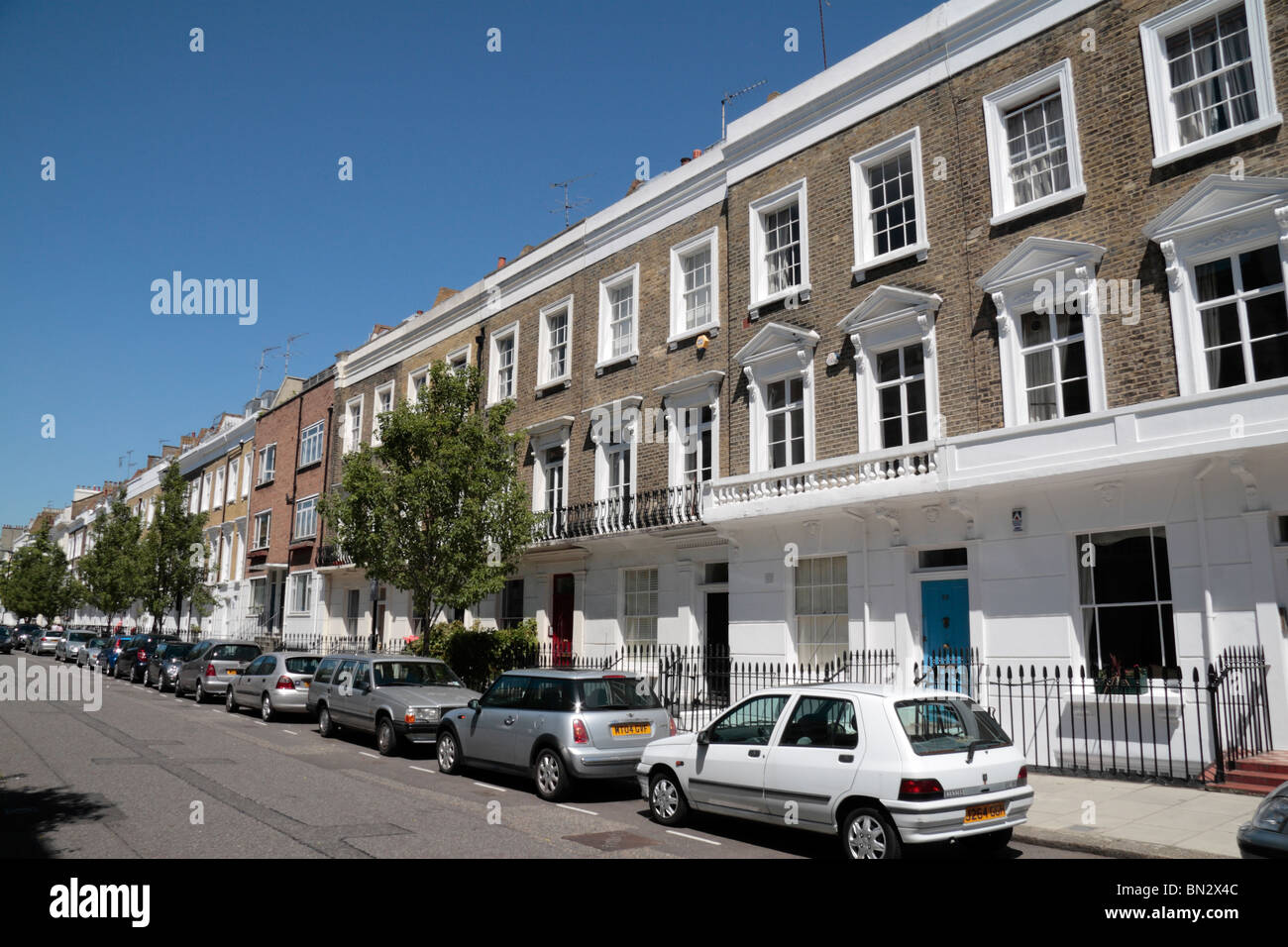 Une rangée de propriétés exclusives de Denbigh Street, Pimlico, Londres, Royaume-Uni. Banque D'Images