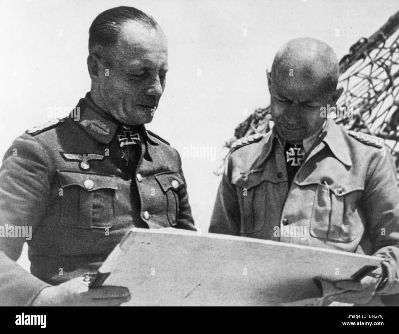 Le maréchal Erwin Rommel avec un officier d'état au cours de la campagne d'Afrique du Nord en 1942 Banque D'Images Le maréchal Erwin Rommel avec un officier d'état au cours de la campagne d'Afrique du Nord en 1942 Banque D'Images
