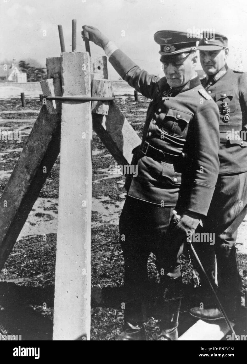 Le maréchal Erwin Rommel (1891-1944) inspecte les défenses de plage allemande sur l'une des plages de Normandie au début de 1944 Banque D'Images