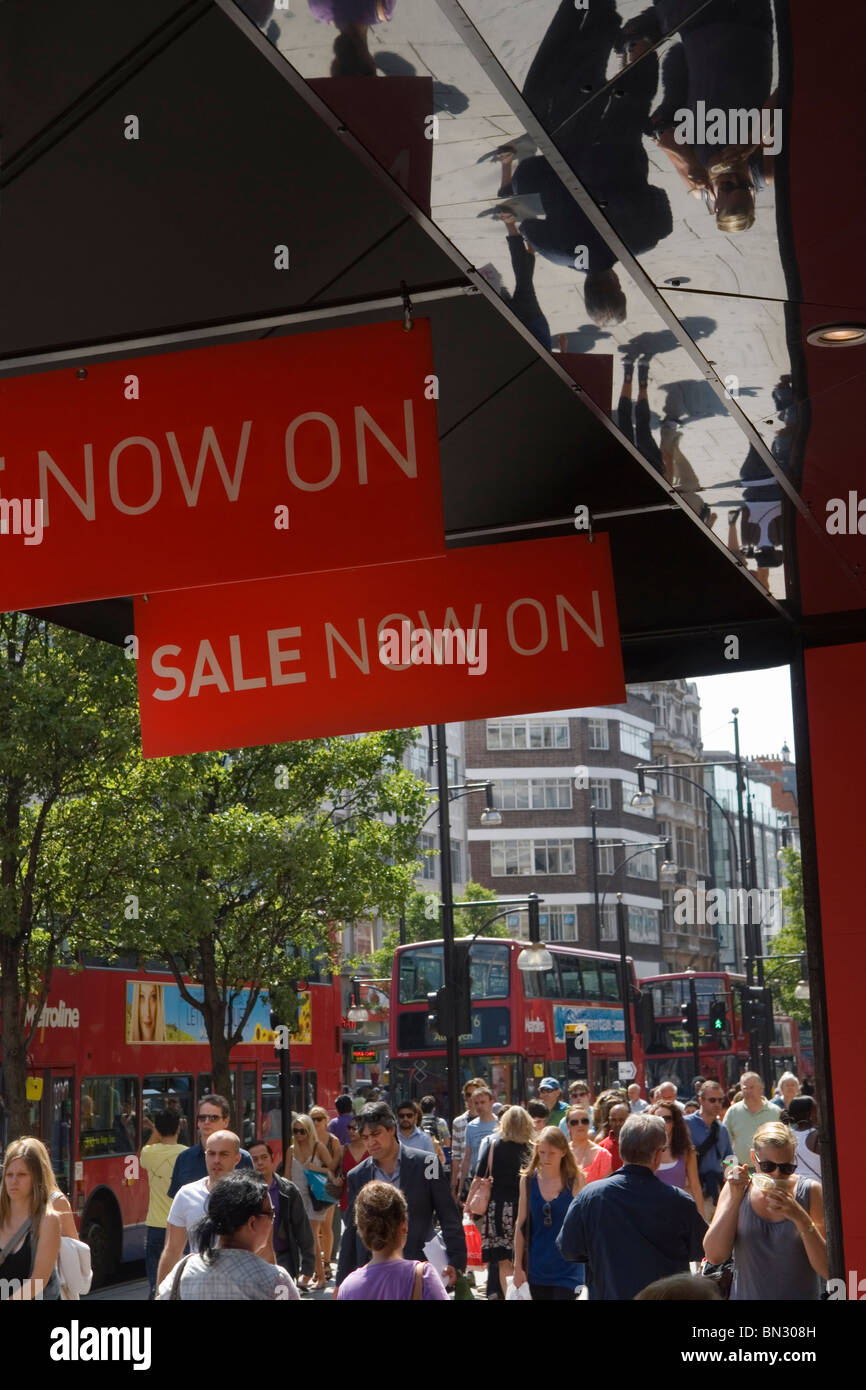 Oxford Street Londres attire des foules de gens qui font du shopping. Les ventes estivales sont maintenant en cours.Affiches de vente « House of Fraser ».2010, 2010.HOMER SYKES, ROYAUME-UNI Banque D'Images