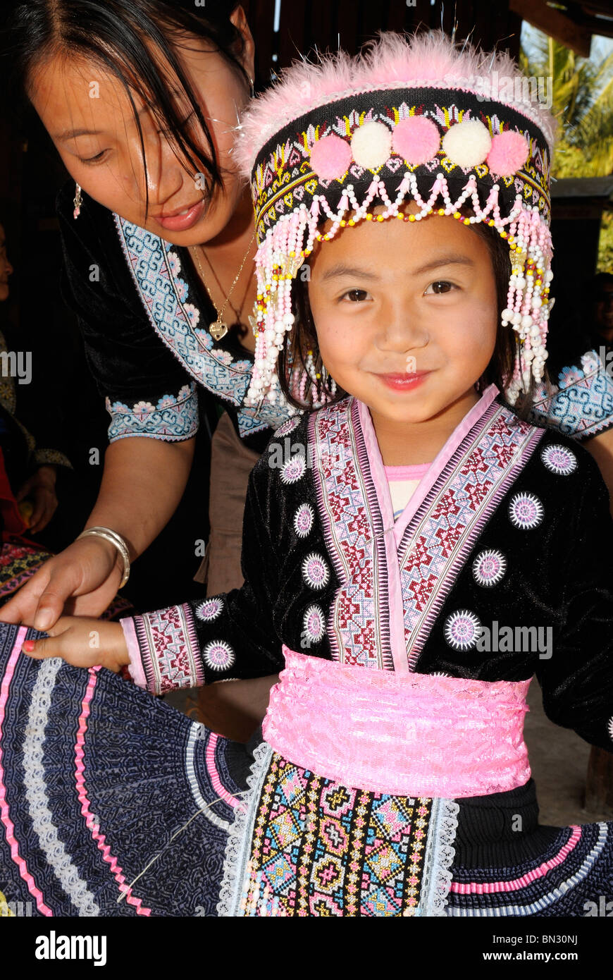 Portrait d'une jeune fille portant des vêtements traditionnels Hmong à Ban Pha-nok-kok, village près de Chiang Mai, Thaïlande, Asie Banque D'Images