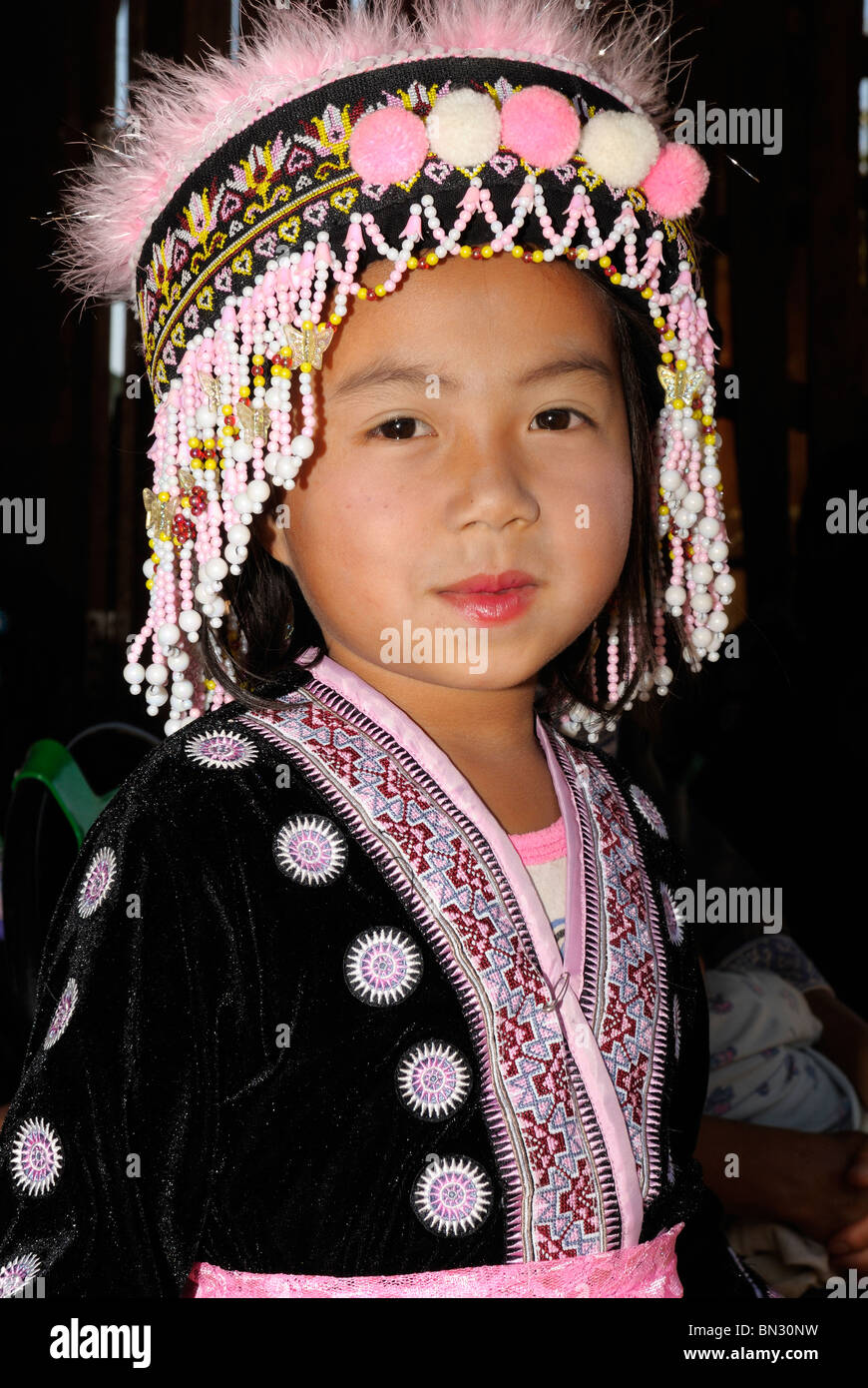 Portrait d'une jeune fille portant des vêtements traditionnels Hmong à Ban Pha-nok-kok, village près de Chiang Mai, Thaïlande, Asie Banque D'Images