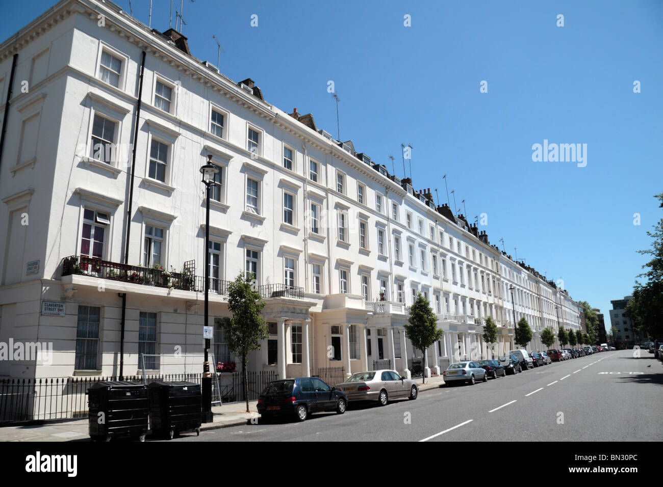 Une ligne de propriété exclusive sur Claverton Street, Pimlico, Londres, Royaume-Uni. Banque D'Images