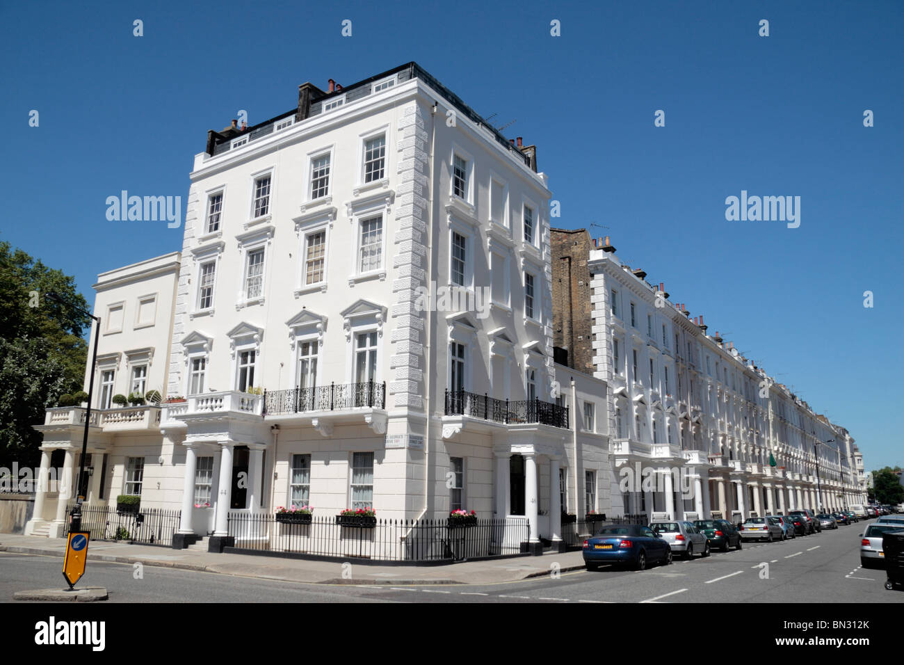 Une ligne de propriété exclusive sur la rue Gloucester vu de St Georges Drive, Pimlico, Londres, Royaume-Uni. Banque D'Images