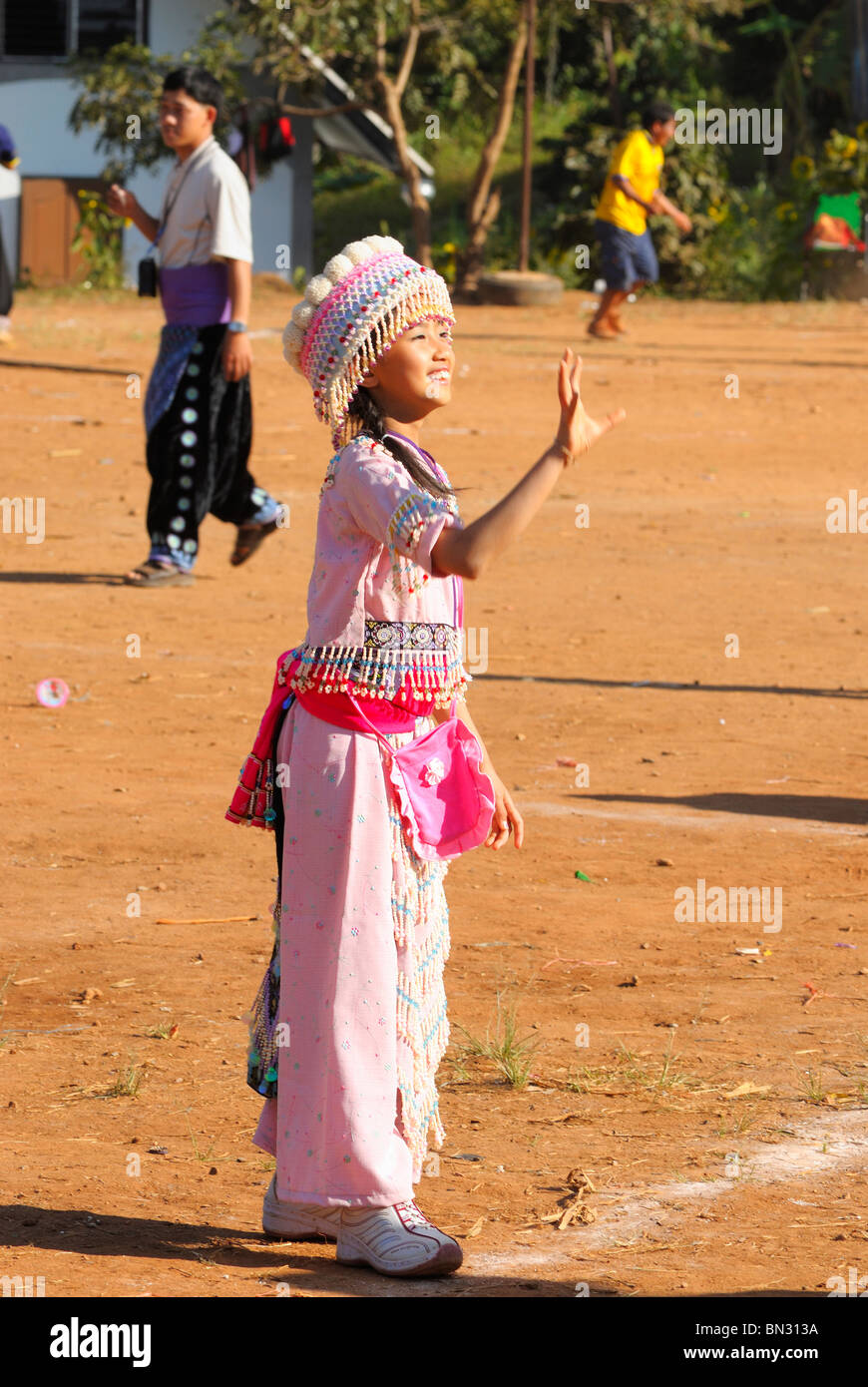 Adolescent Hmong jouant le jeu de l'amour à Ban Pha-nok-kok, village près de Chiang Mai, Thaïlande, Asie Banque D'Images