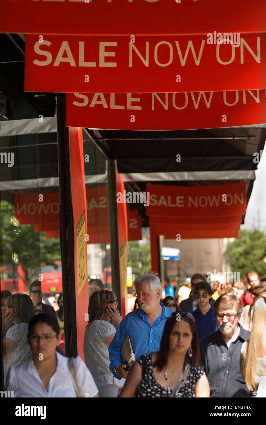 Oxford Street Londres attire des foules de gens qui font du shopping. Les ventes estivales sont maintenant en cours.Affiches de vente « House of Fraser ».2010, 2010.HOMER SYKES, ROYAUME-UNI Banque D'Images