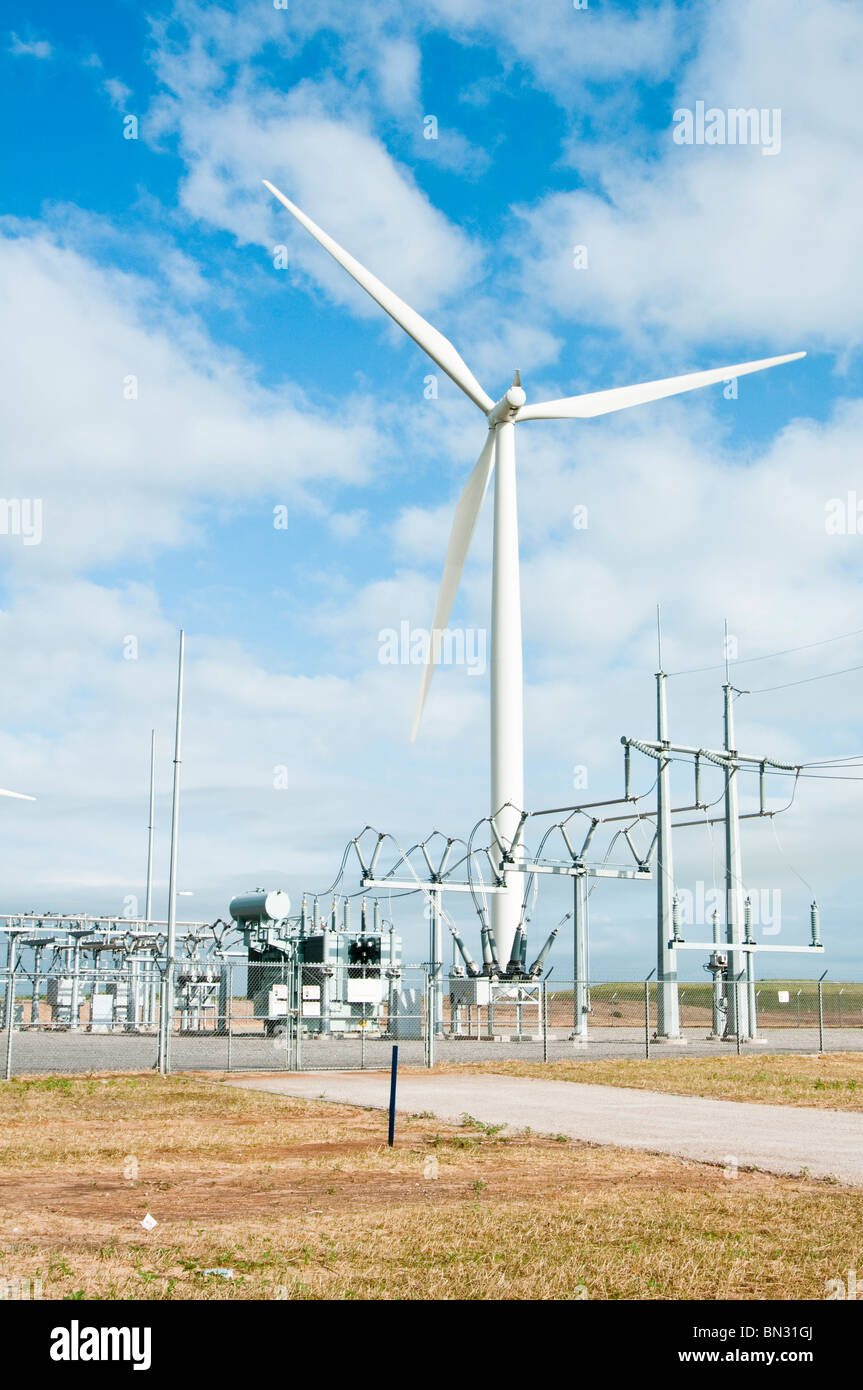Les éoliennes et les lignes de transmission électrique situé sur des terres agricoles près de Oklahoma Woodward Banque D'Images
