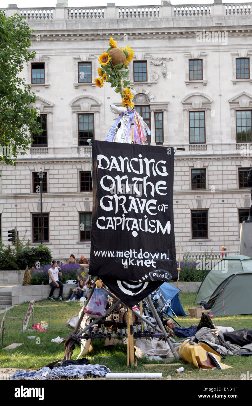 La place du Parlement du Camp de la paix avec le capitalisme, l'étiquette anti Démonstration de danse sur la grâce du capitalisme, Londres, Angleterre Banque D'Images
