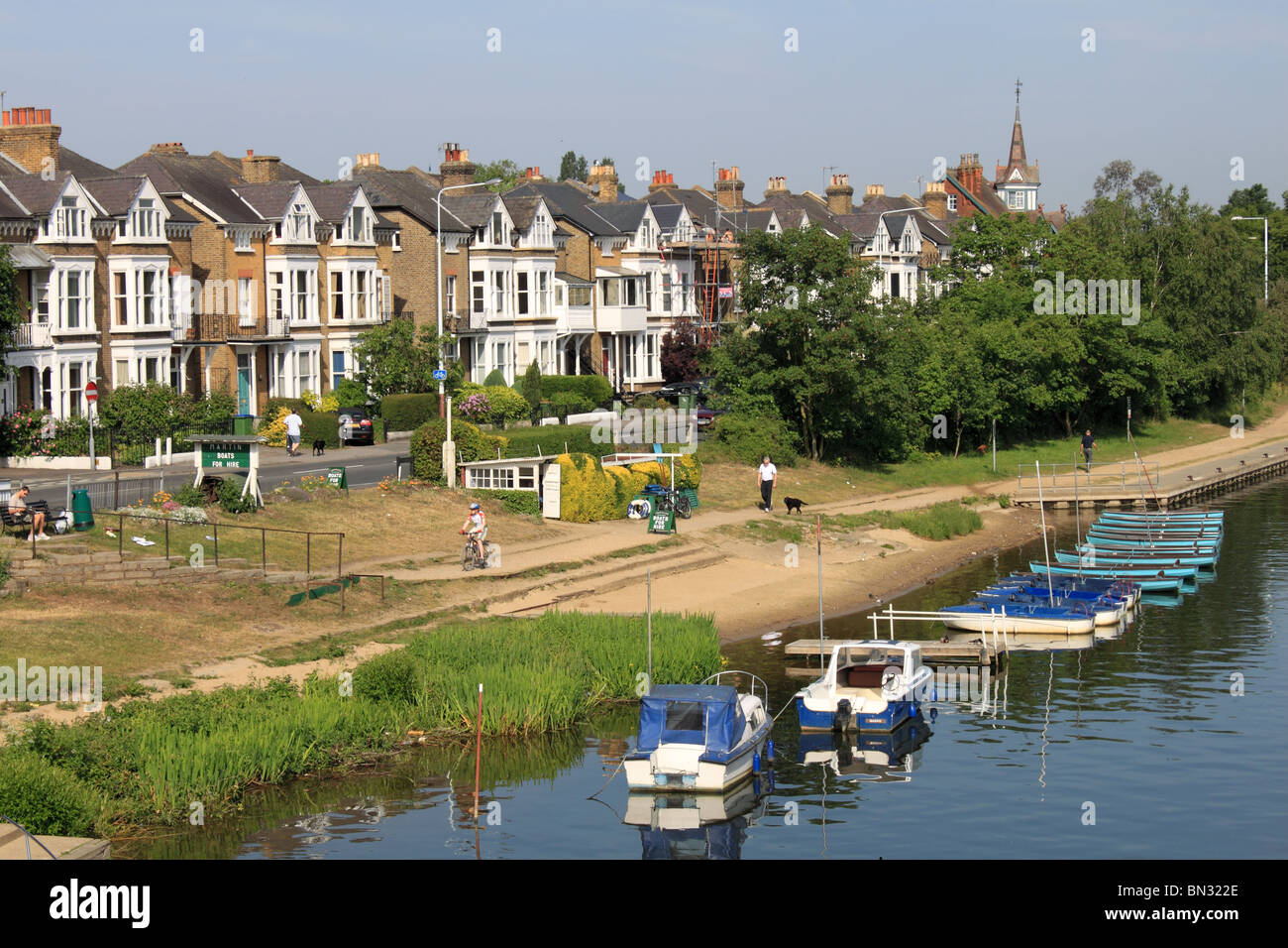 Rivière vu de Hampton Court Bridge, East Molesey, Surrey, Angleterre, Grande-Bretagne, Royaume-Uni, UK, Europe Banque D'Images