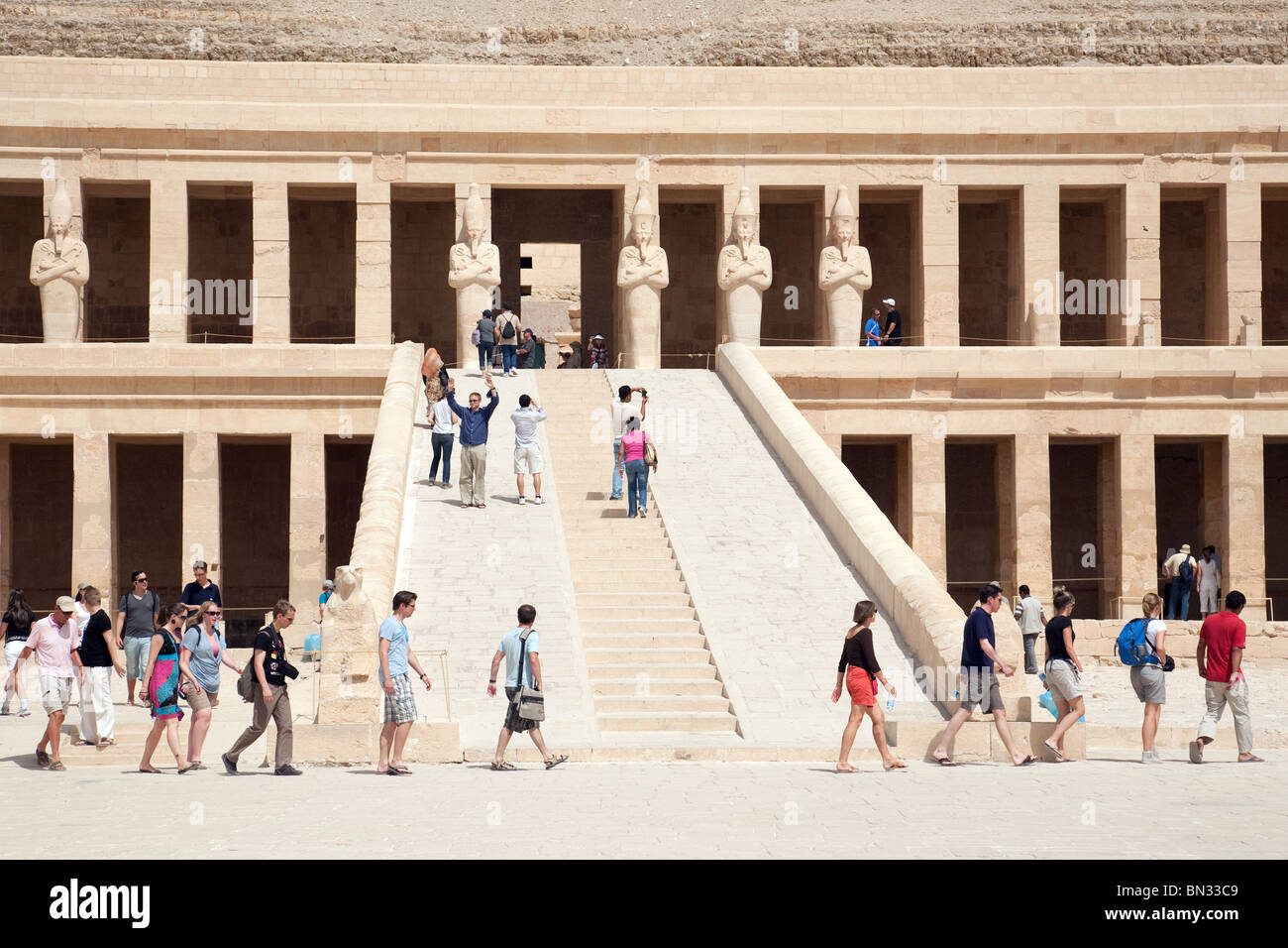 Les touristes à Hatchepsout Temple (temple funéraire d'Hatshepsout ), Luxor, Egypte Banque D'Images