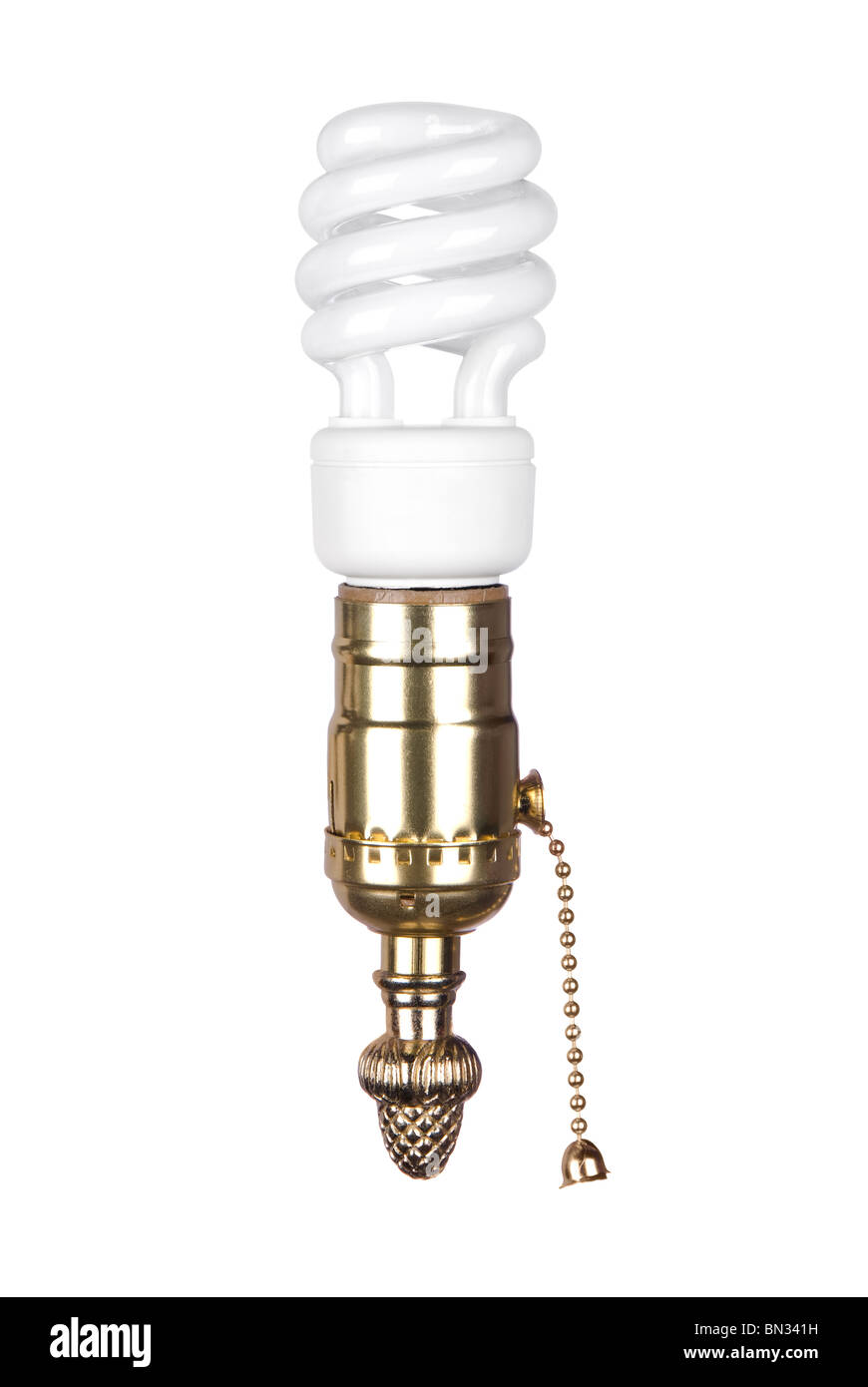 D'une ampoule en spirale et la douille en laiton avec chaîne de traction isolé sur blanc. Banque D'Images