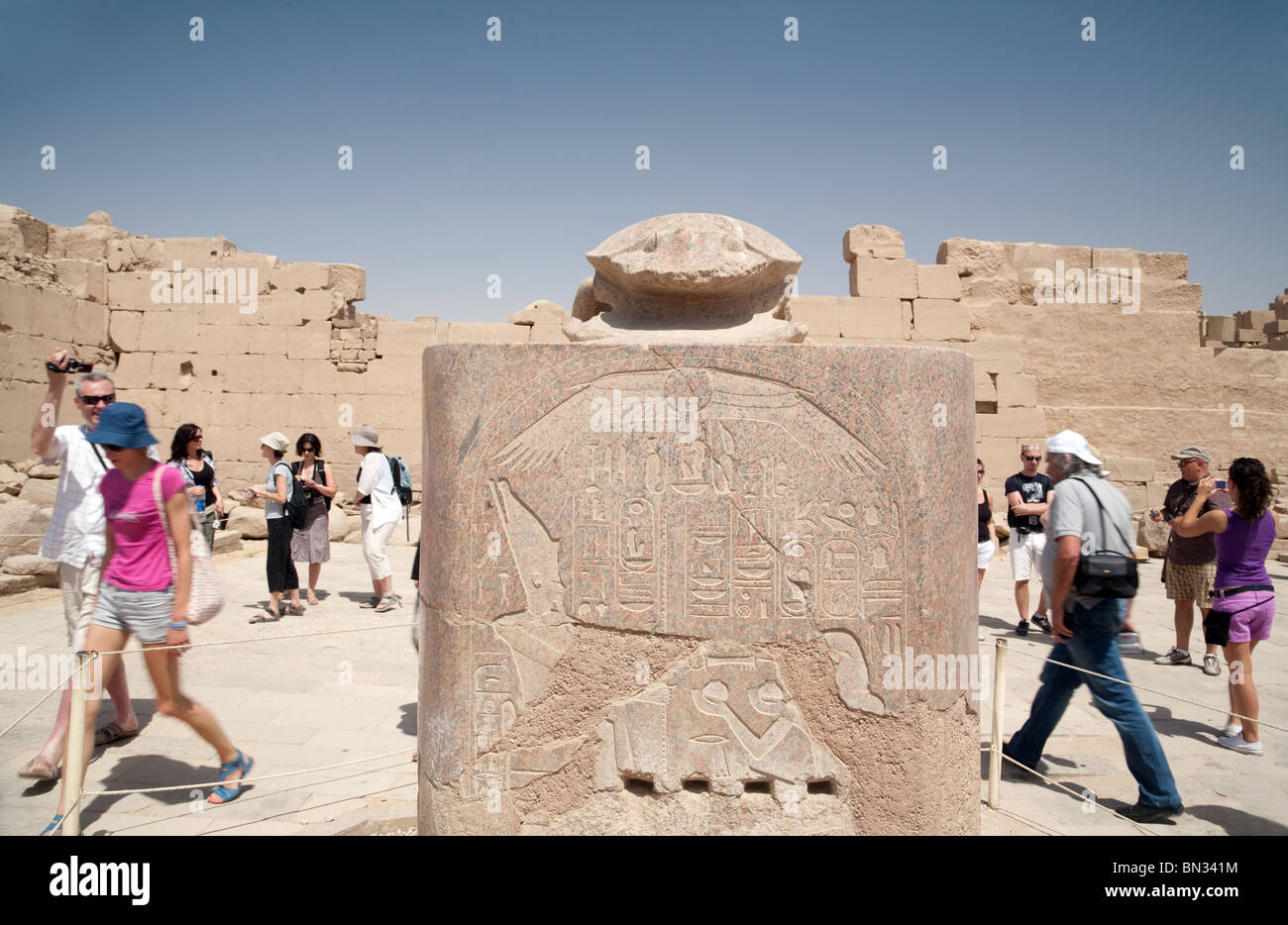 Les touristes à pied autour de la statue en pierre du scarabée pour la bonne chance, temple de Karnak, Louxor Égypte Banque D'Images