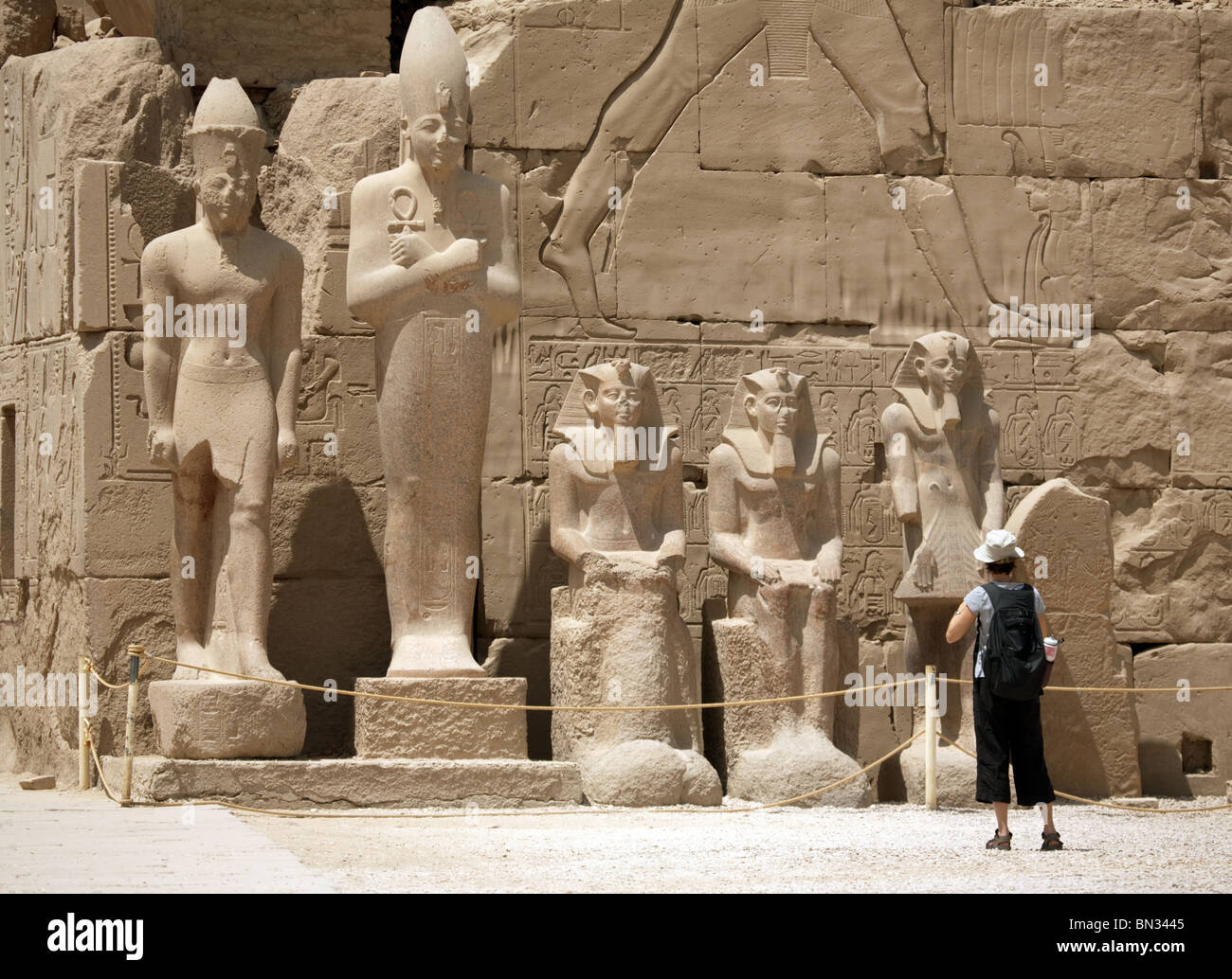 Un touriste photographiant des statues dans les ruines de Grand Temple de Karnak à Louxor, Egypte Banque D'Images