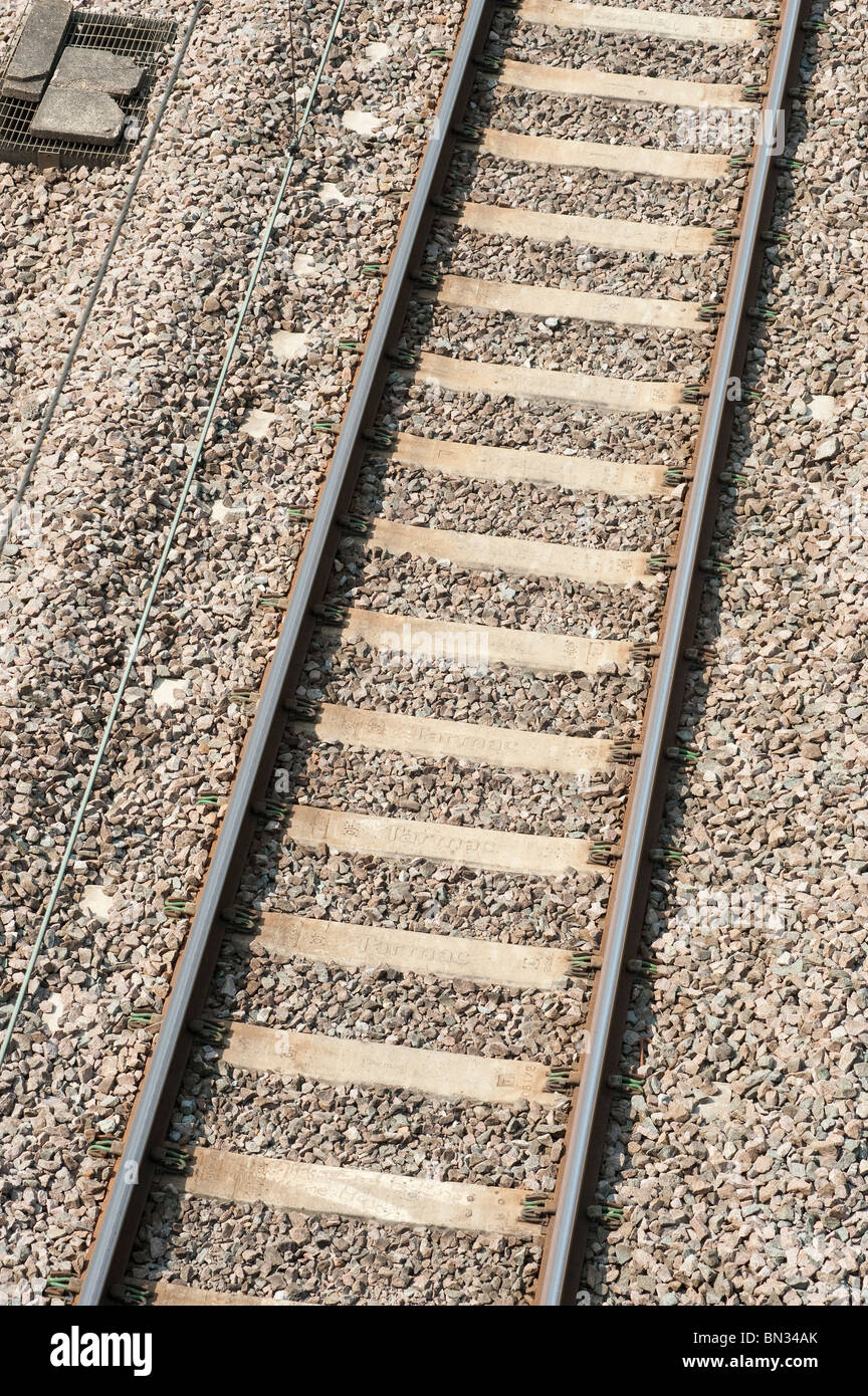 Regardant vers le bas sur la voie ferrée, de ballast et de traverses. Banque D'Images