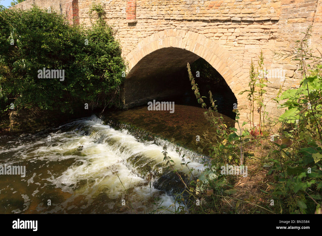 Les eaux vives sur un barrage sous le pont du chemin Harrold, Bedfordshire, Royaume-Uni Banque D'Images