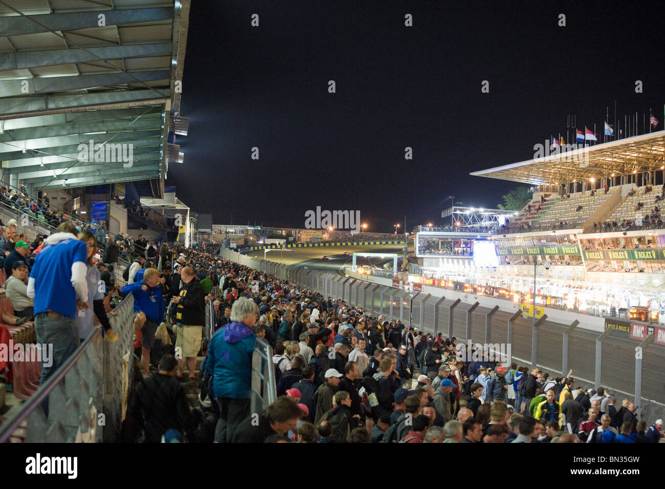 Les spectateurs à regarder les stands au 2010 24 heures du Mans la nuit Banque D'Images