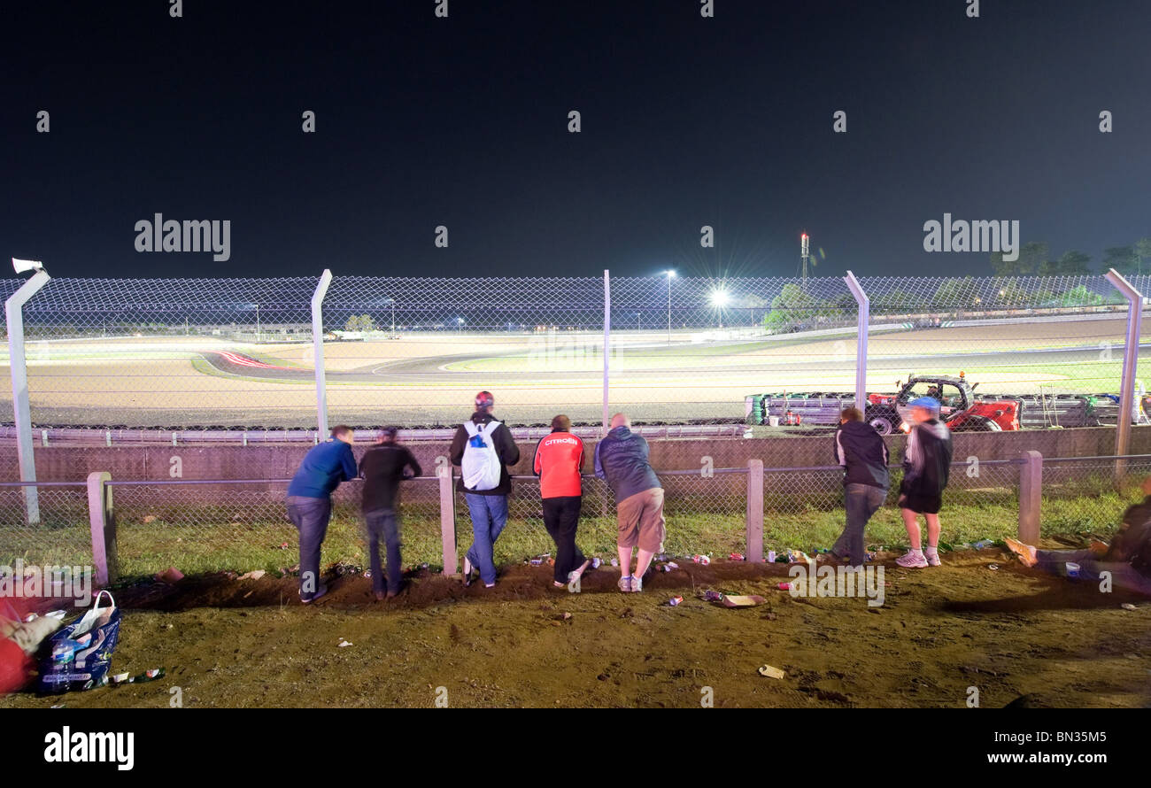 Spectateurs regardant le 2010 24 heures du Mans la nuit la nuit Banque D'Images