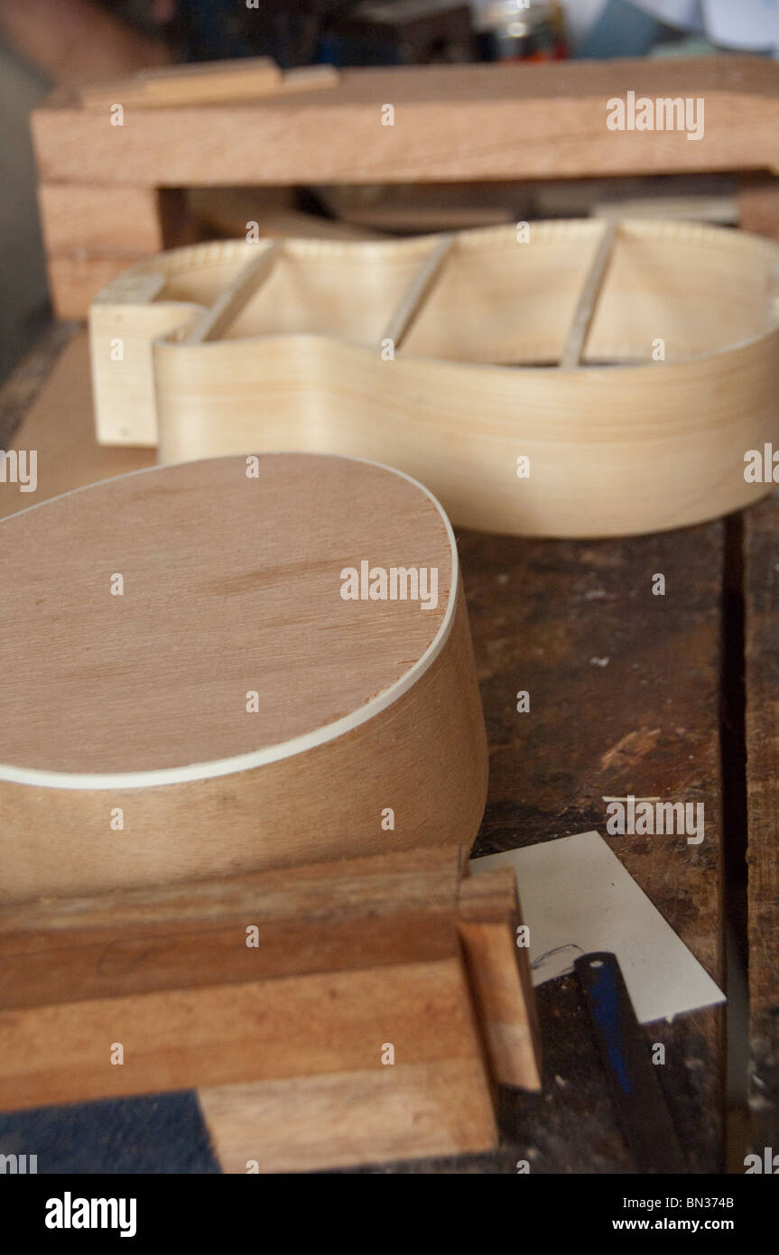 Îles du Cap Vert, Sao Vicente, Mindelo (aka Porto Grande). L'atelier du luthier local. Banque D'Images