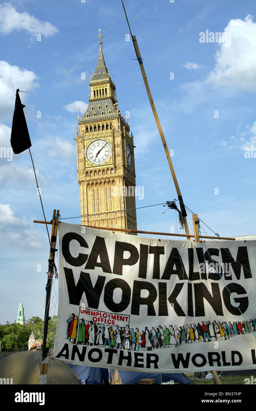 La place du Parlement et Big Ben du Camp de la paix avec le Capitalisme contre capitalisme, bannière de démonstration ne fonctionne pas, Londres, Angleterre Banque D'Images