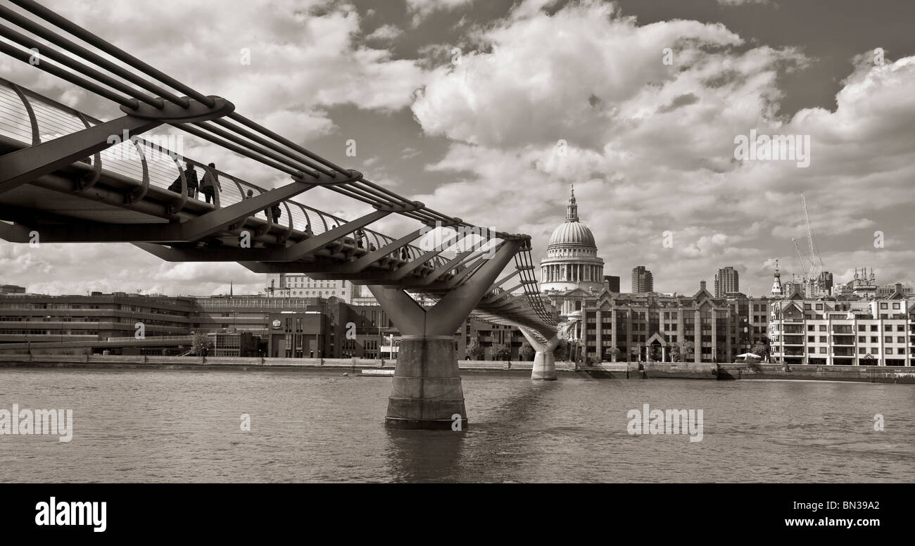 Millenium Bridge sur la Tamise et la Cathédrale St Paul à Londres Banque D'Images
