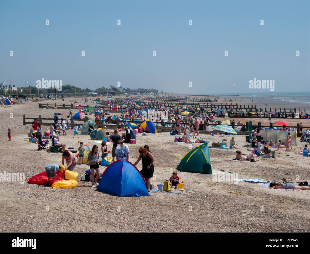 Plage bondée de l'été les amoureux du soleil, Plage de Littlehampton, Angleterre Banque D'Images