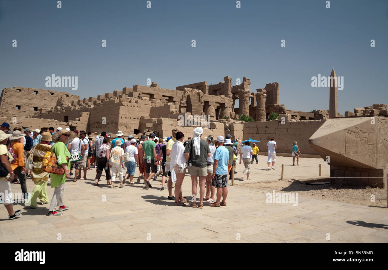 Des foules de touristes dans les ruines de Grand Temple de Karnak à Louxor, Egypte Banque D'Images