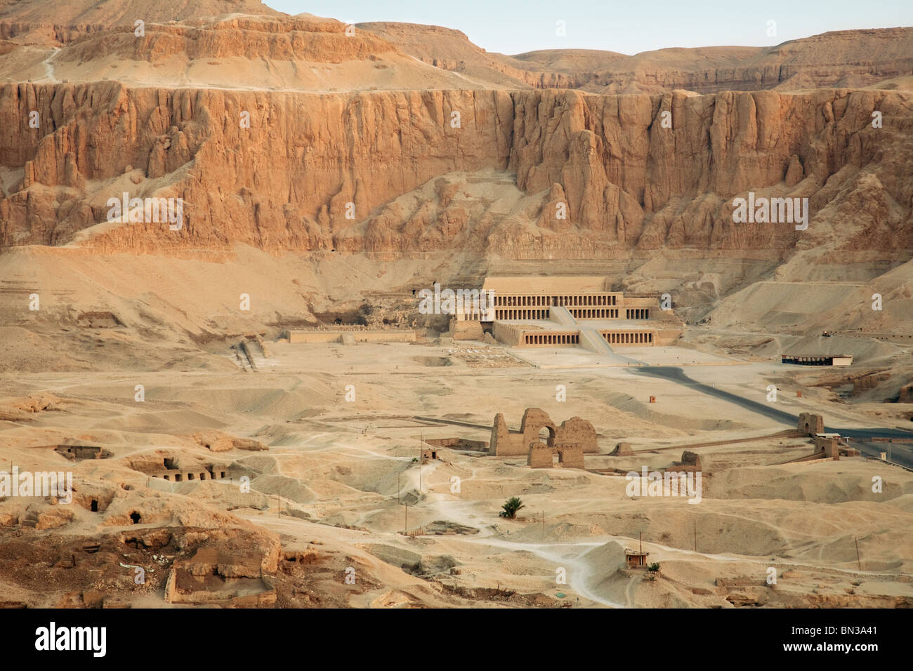 Le temple funéraire d'Hatshepsout à partir de l'air, Deir el Bahari, Louxor, Égypte Banque D'Images