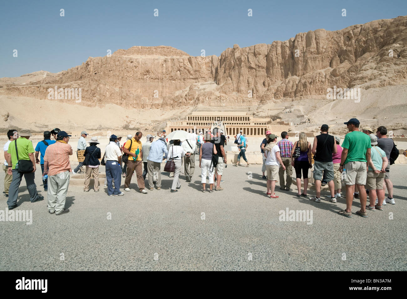 Des foules de touristes au temple d'Hatchepsout, Luxor, Egypte Banque D'Images