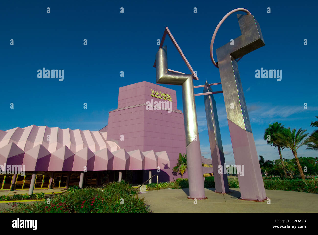 'Applause', une sculpture de métal par David Davis en face de Van Wezel Performing Arts Hall à Sarasota, Floride, USA Banque D'Images