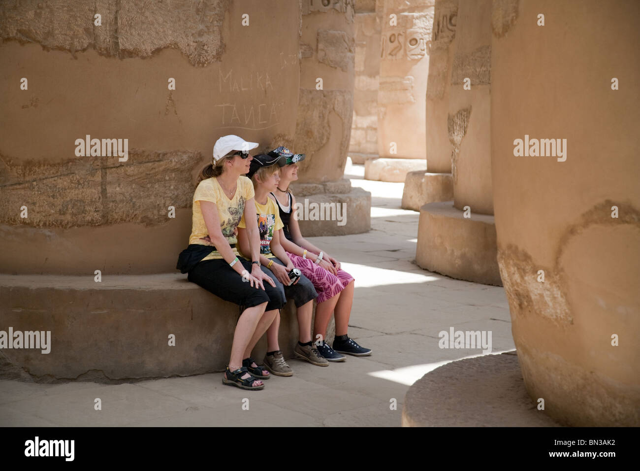 Les touristes dans la salle hypostyle, Temple de Karnak, Louxor, Egypte Banque D'Images