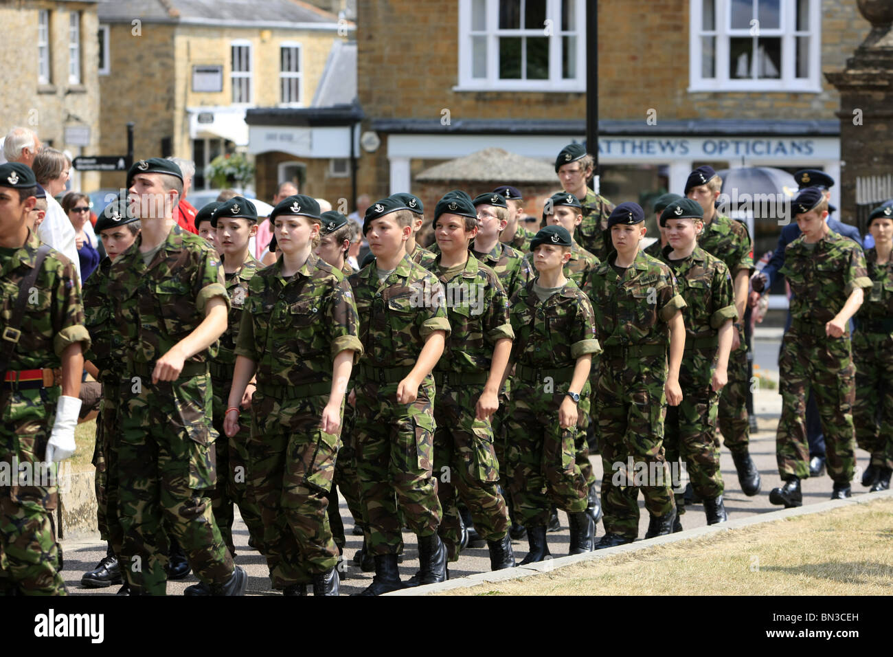 Les Forces armées britanniques Day Parade des cadets de l'armée britannique Des soldats du Régiment d'infanterie légère sur les sentiers de l'Sherborne Dorset Banque D'Images