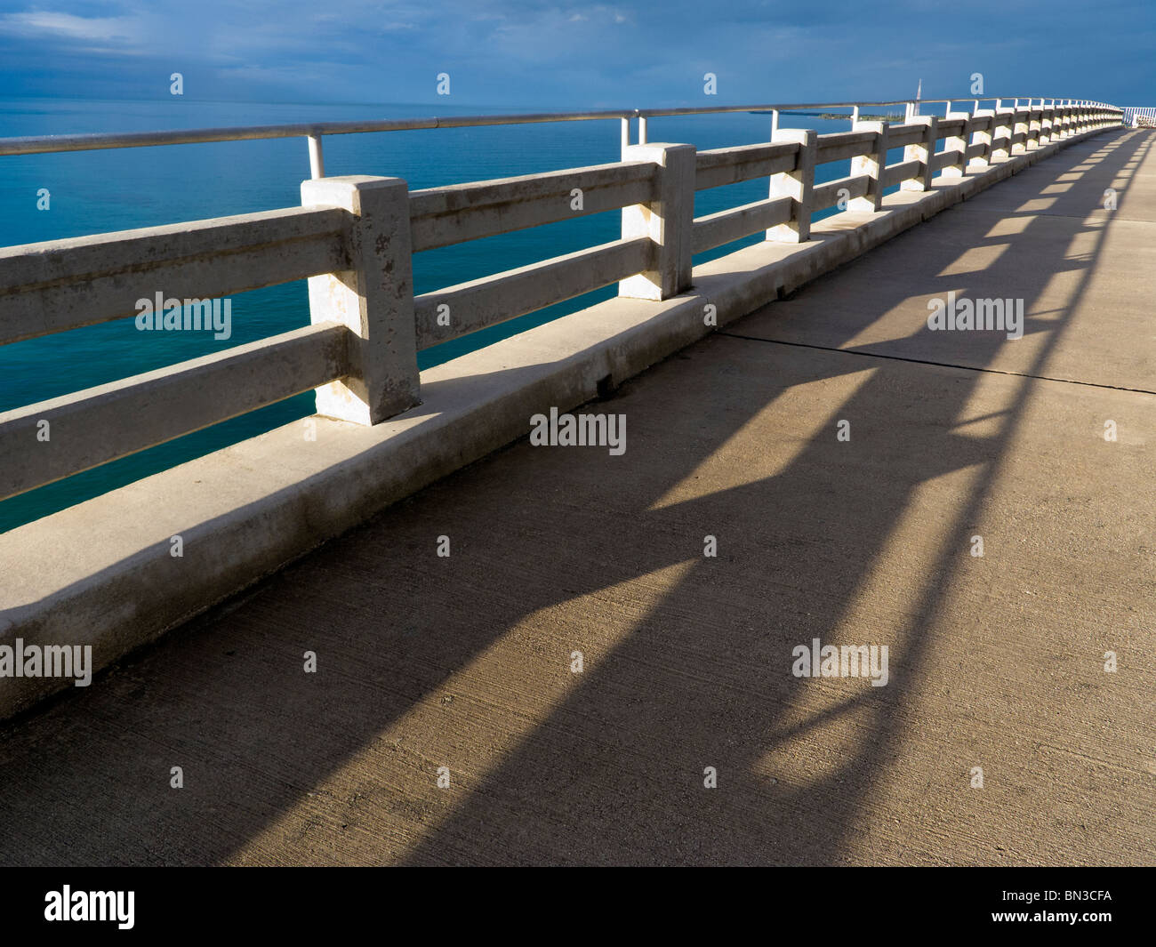 Lever du soleil ombres sur pont de l'autoroute, Bahia Honda State Park, Florida Keys, Floride, USA Banque D'Images