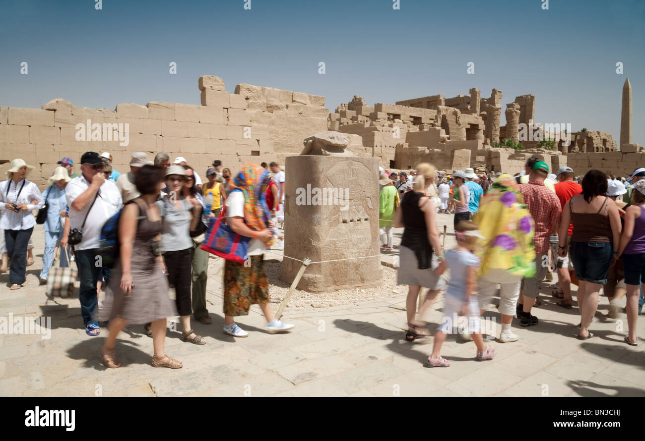 Les touristes à pied autour de la statue en pierre du scarabée pour la bonne chance, temple de Karnak, Louxor Égypte Banque D'Images