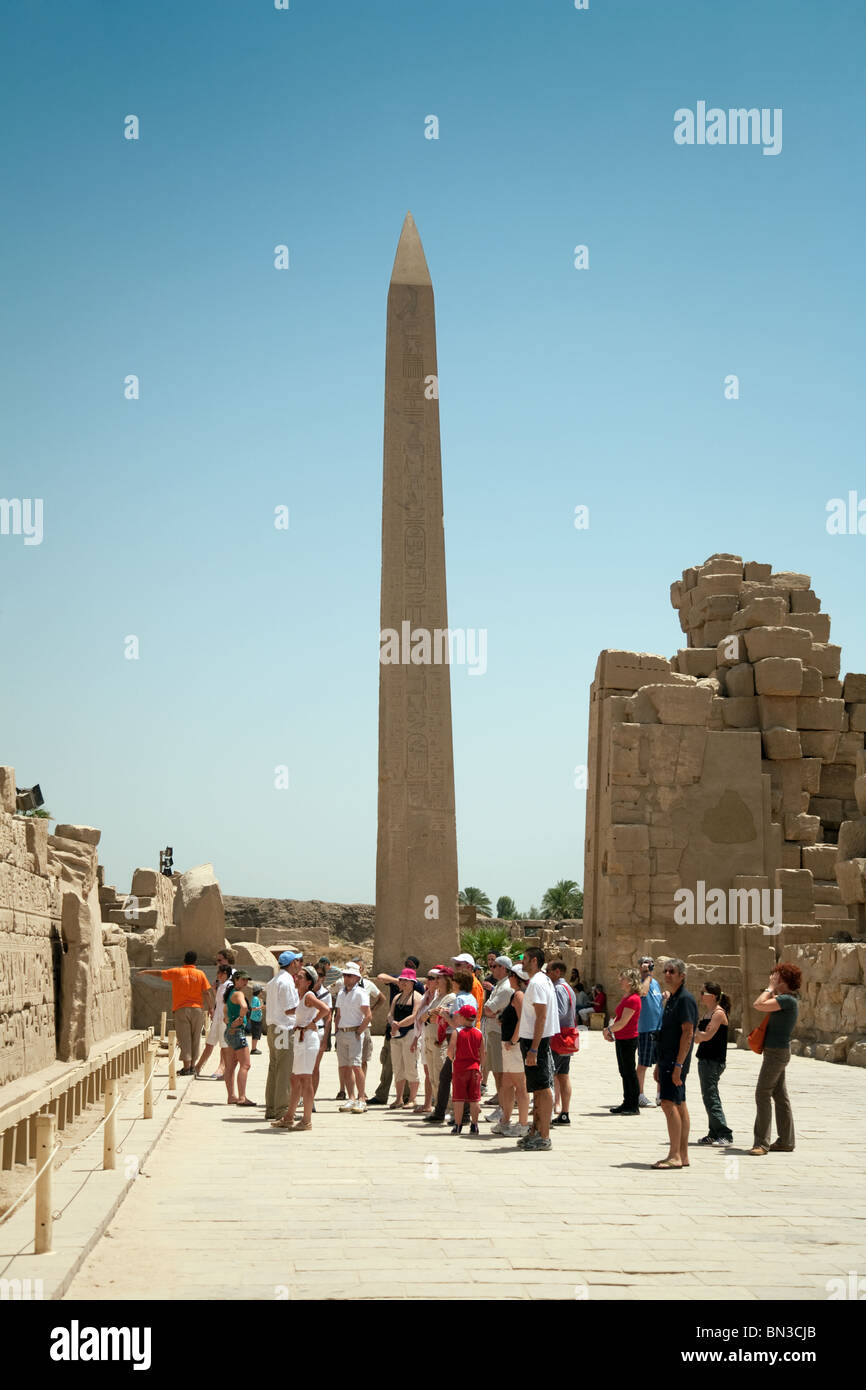 Les touristes autour de l'Obélisque d'Hatshepsout, dans les ruines de temple de Karnak à Louxor, Egypte complexes Banque D'Images