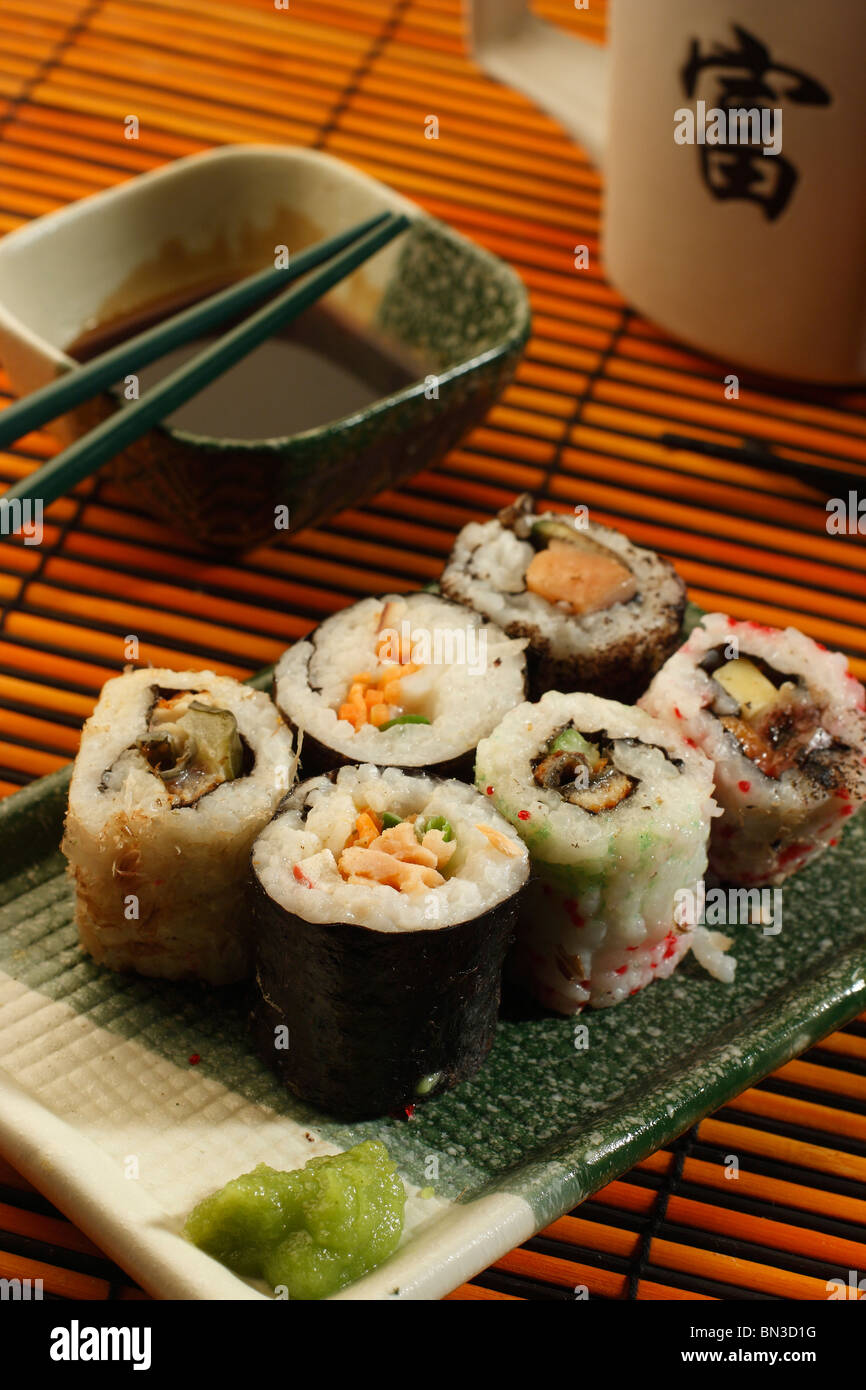 La cuisine japonaise traditionnelle - sushi Banque D'Images