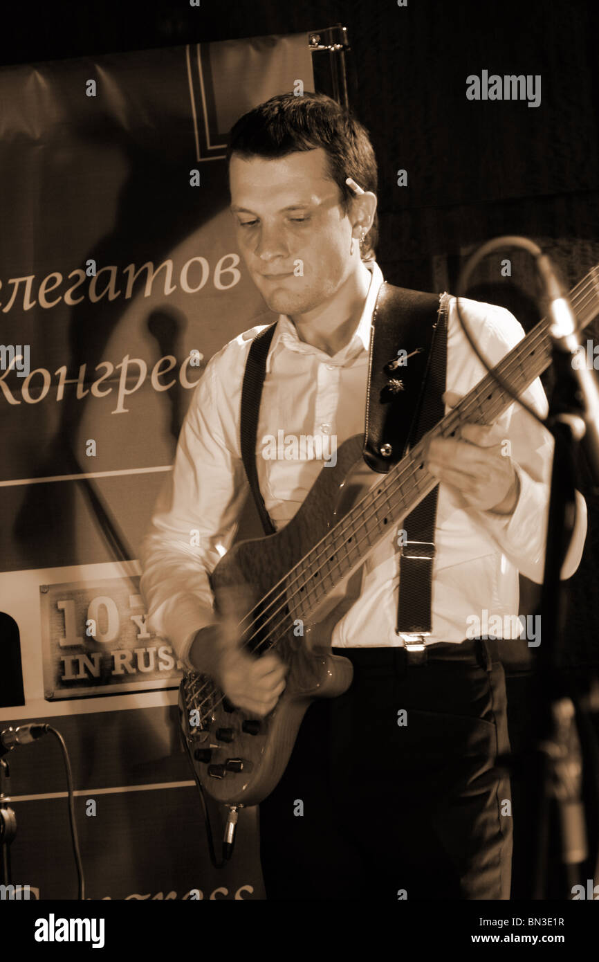 Musicien rock russe joue à l'événement d'entreprise dans le centre-ville de Moscou club Banque D'Images