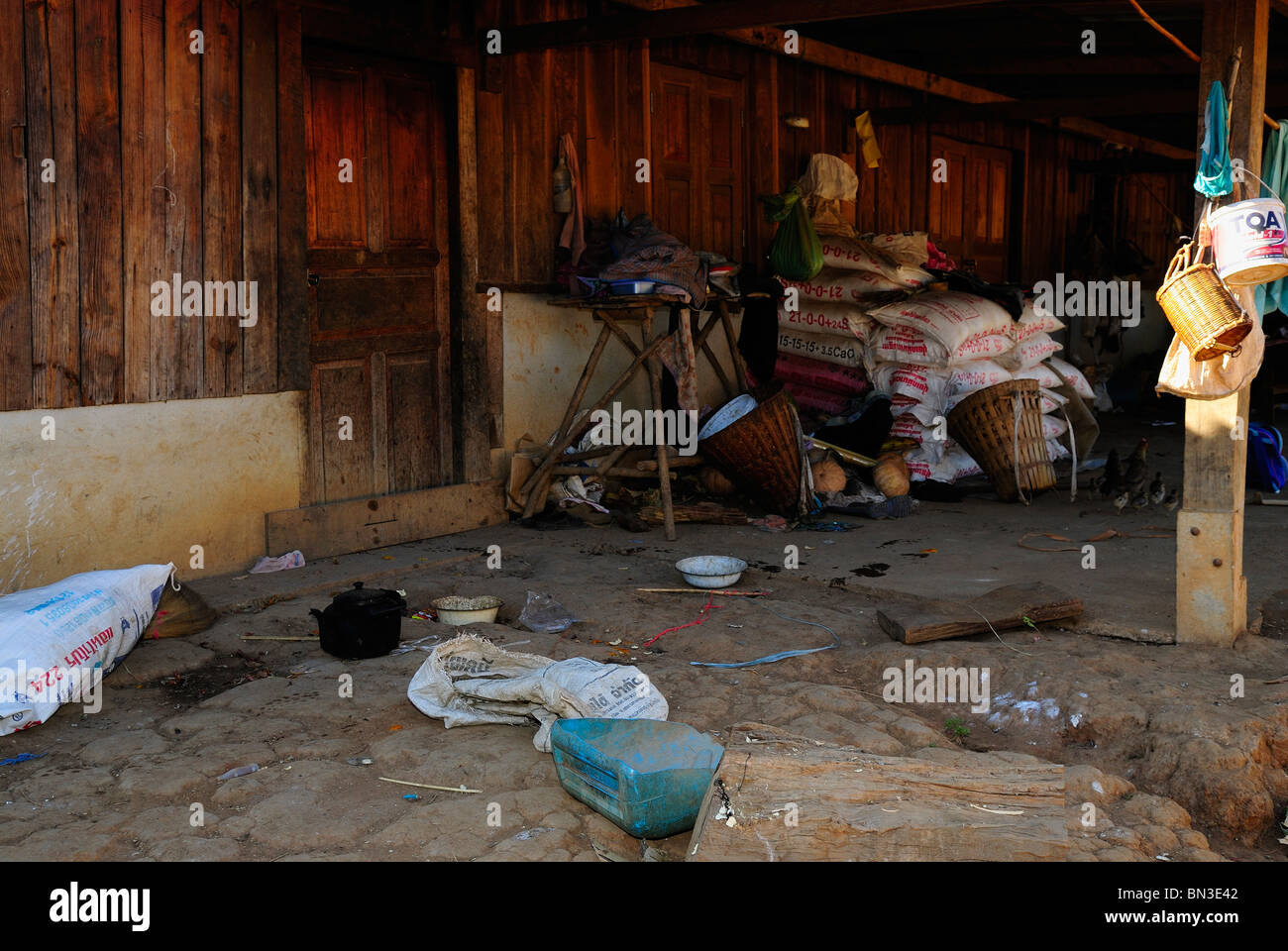 À l'intérieur d'une maison d'un village Hmong, Mae Hong Son, dans le Nord de la Thaïlande, Asie Banque D'Images