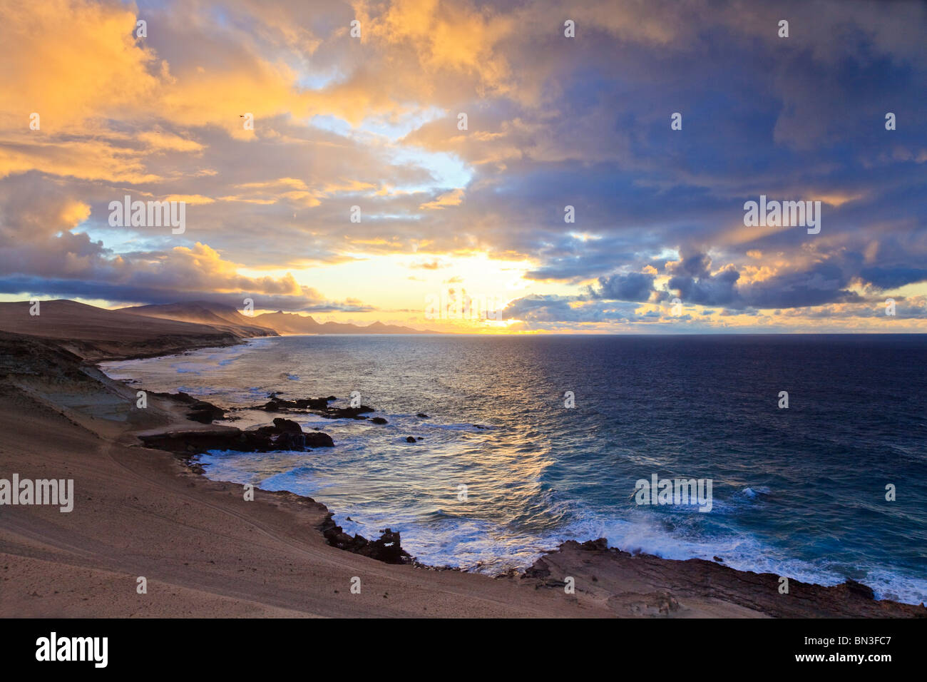Côte de Costa Calma au coucher du soleil, Fuerteventura, Espagne Banque D'Images