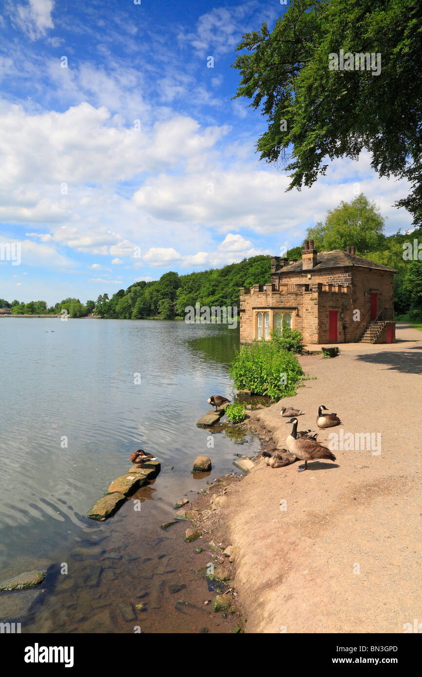 Le lac et d'un hangar à bateaux à Newmillerdam Country Park, Wakefield, West Yorkshire, Angleterre, Royaume-Uni. Banque D'Images