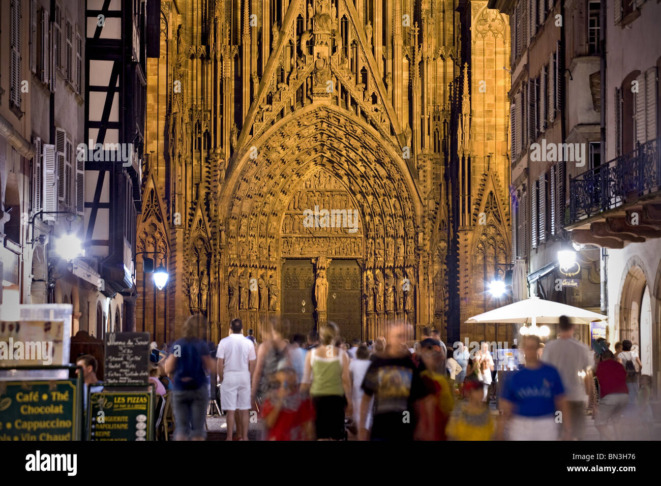 Personnes Dans Une Ruelle Rue Merciere La Cathedrale De Strasbourg Dans L Arriere Plan Strasbourg France Photo Stock Alamy