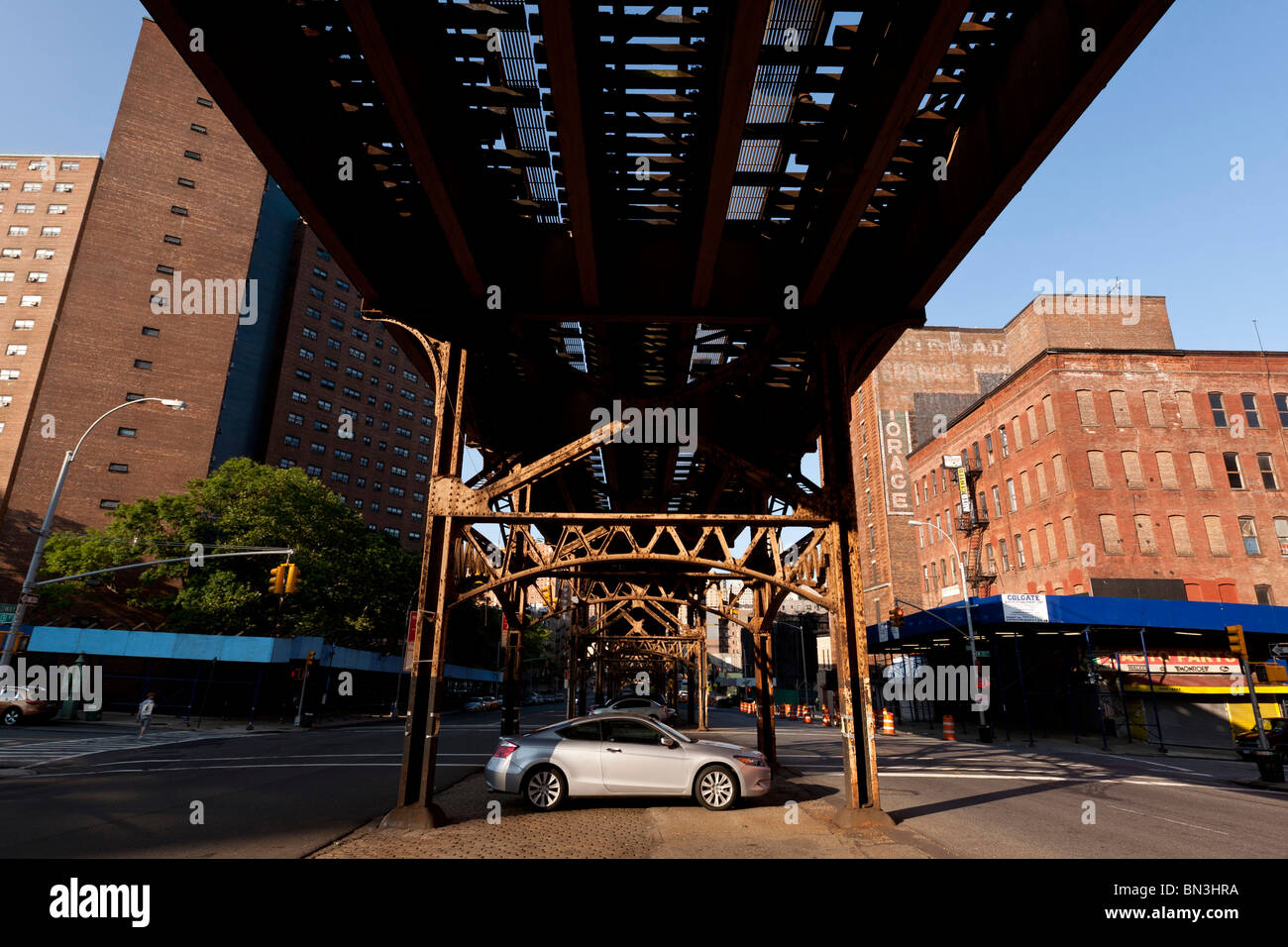 Sous le pont du métro surélevé MTA sur Broadway et la 133e rue à New York USA Banque D'Images