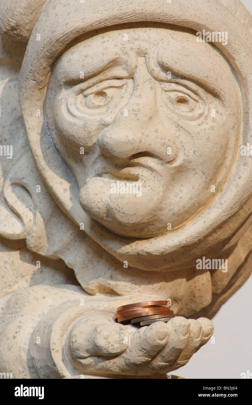 La mendicité Gargoyle avec pièces à main dans la cathédrale de York, York, England, UK Banque D'Images