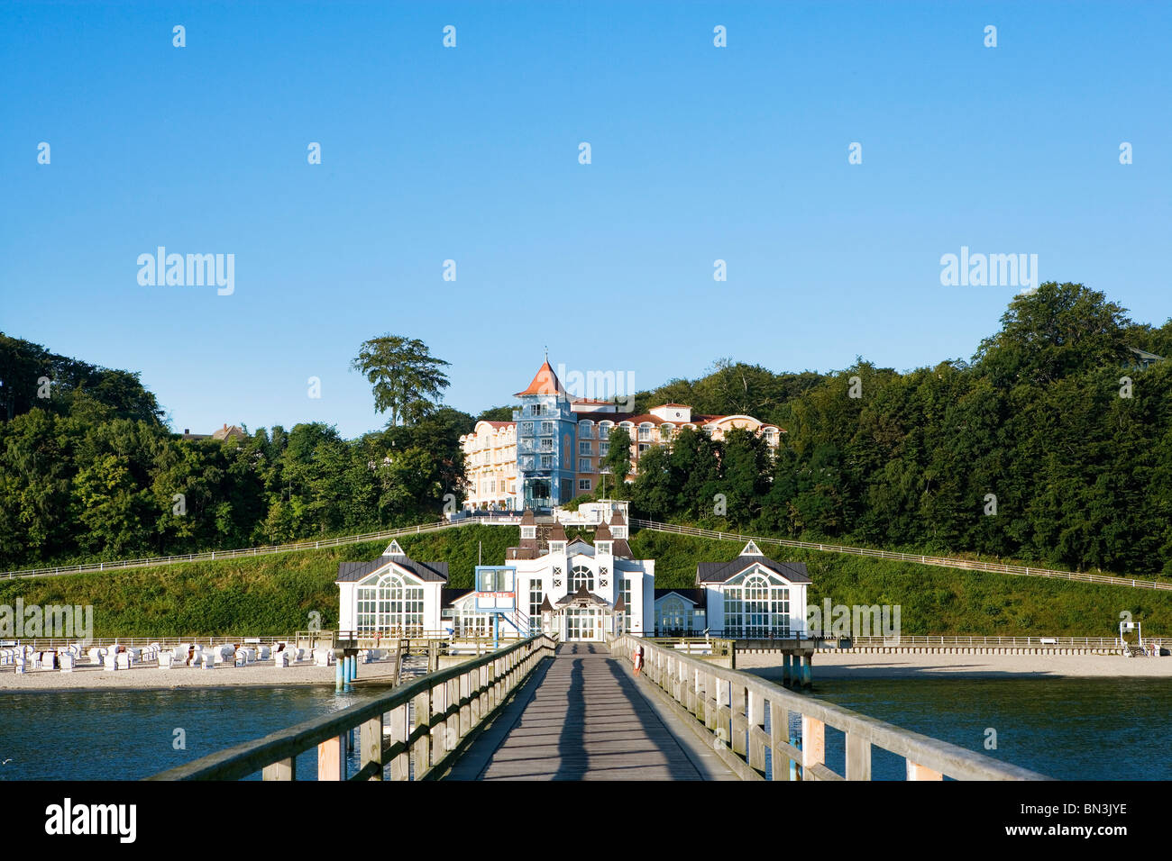 Jetée de Sellin, l'hôtel à l'arrière-plan, Ruegen, Allemagne Banque D'Images