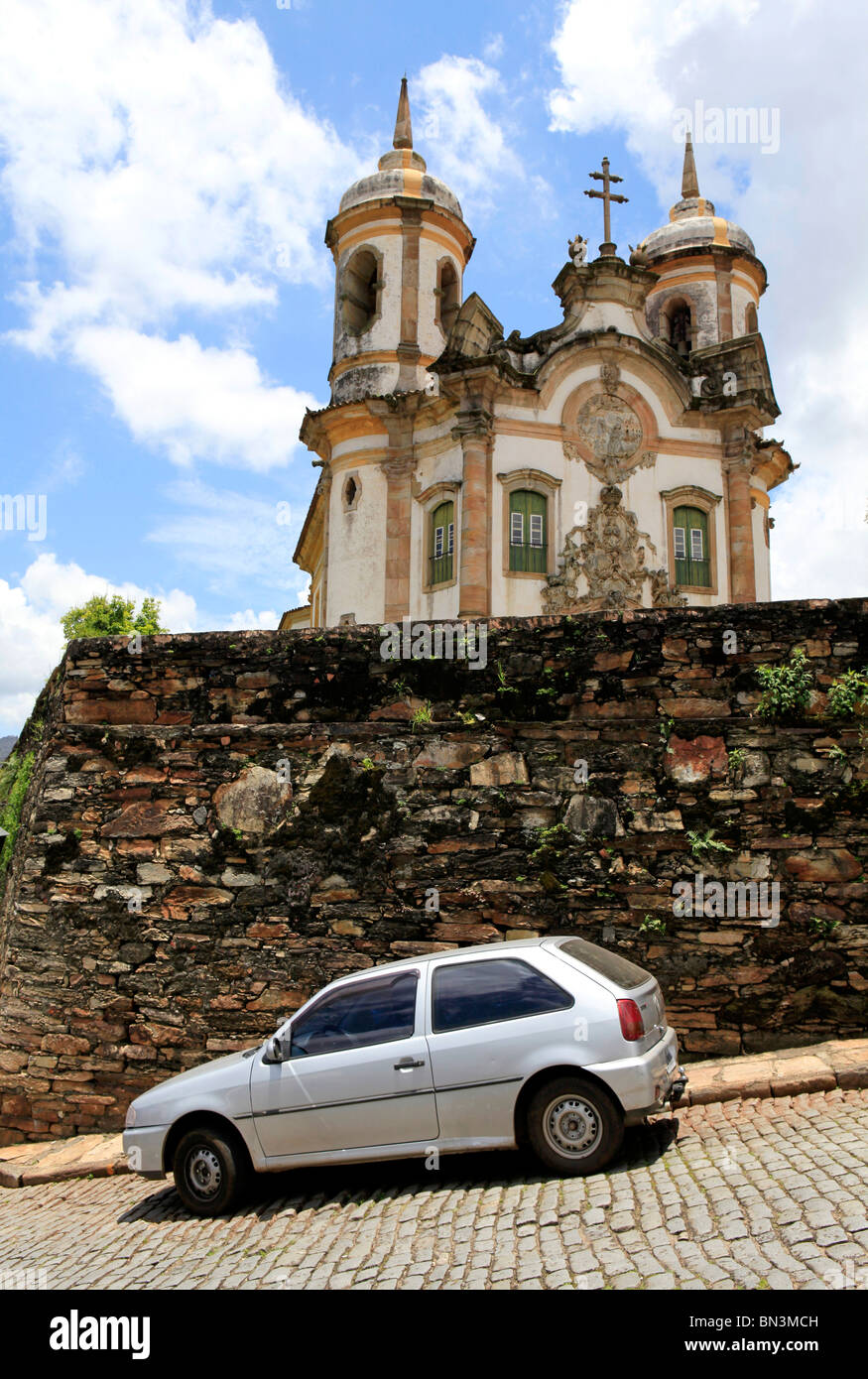 Voiture en face d'un mur, l'église São Francisco dans l'arrière-plan, Ouro Preto, Minas Gerais, Brésil Banque D'Images